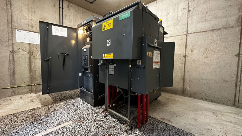 Large metal device in the centre of a concrete room